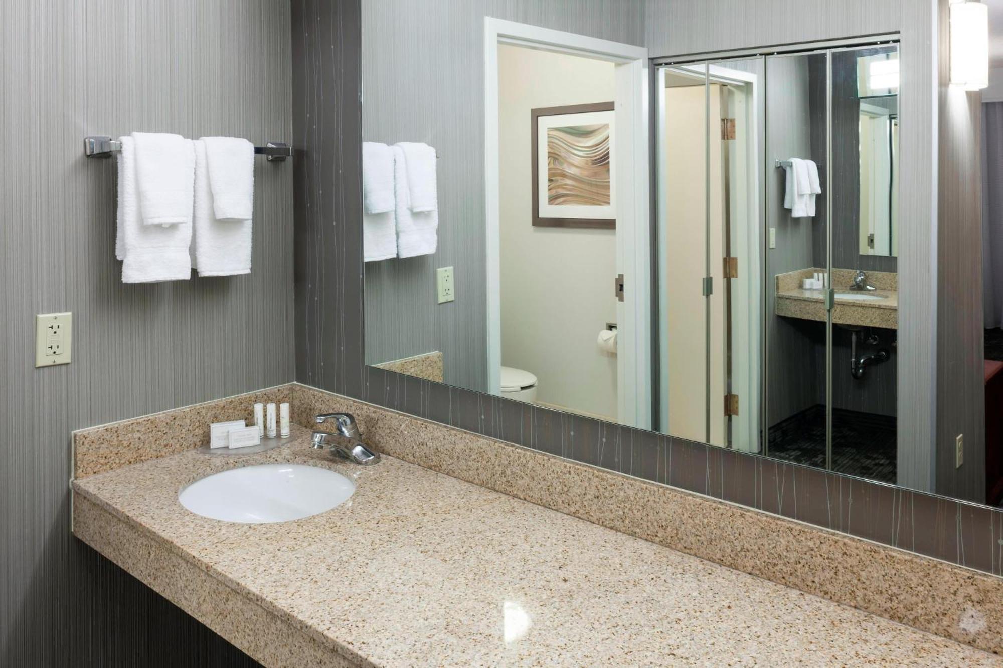 Courtyard By Marriott Wichita East Ξενοδοχείο Εξωτερικό φωτογραφία