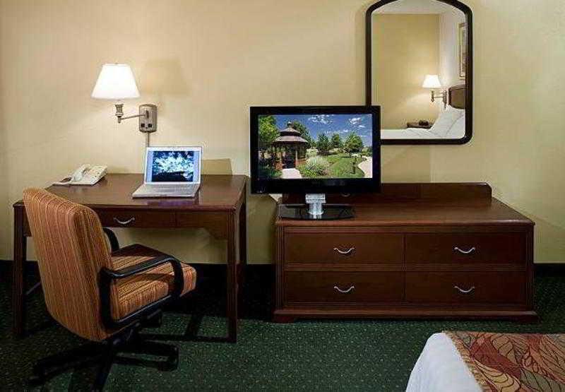 Courtyard By Marriott Wichita East Ξενοδοχείο Δωμάτιο φωτογραφία