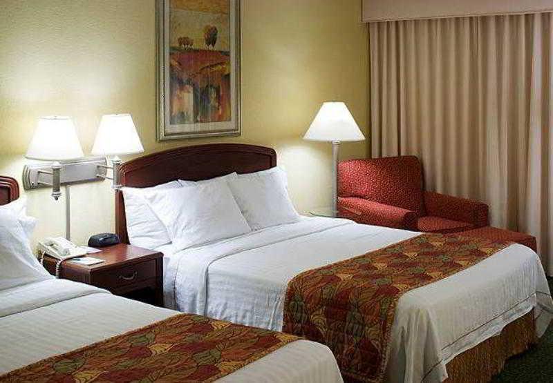 Courtyard By Marriott Wichita East Ξενοδοχείο Δωμάτιο φωτογραφία